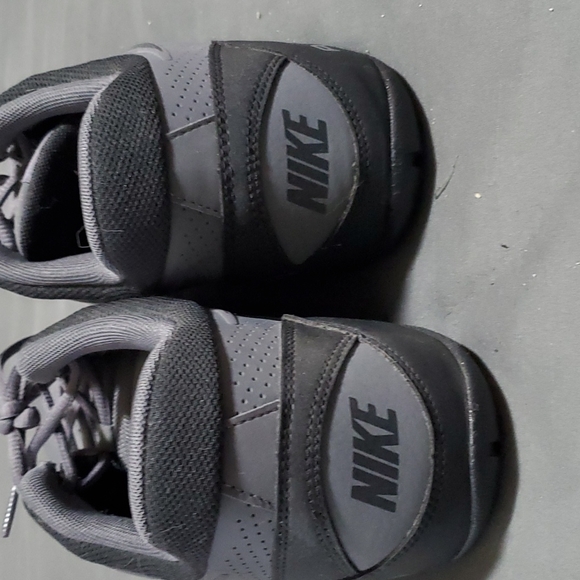 Nike men's tennis shoes - Picture 3 of 4